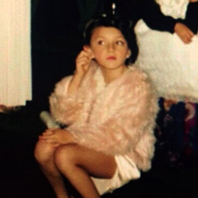 Issabela Camil considera a Jaime Camil Garza su verdadero padre, pues no tuvo mucha convivencia con el biológico: "Yo dejé de ver a Armando (Sotres Castañeda) muy pequeña en mi vida. Cuando lo volví a ver, después del divorcio y todo, no lo vuelvo a ver hasta que me hablan y me dicen que murió mi papá", recordó la actriz.