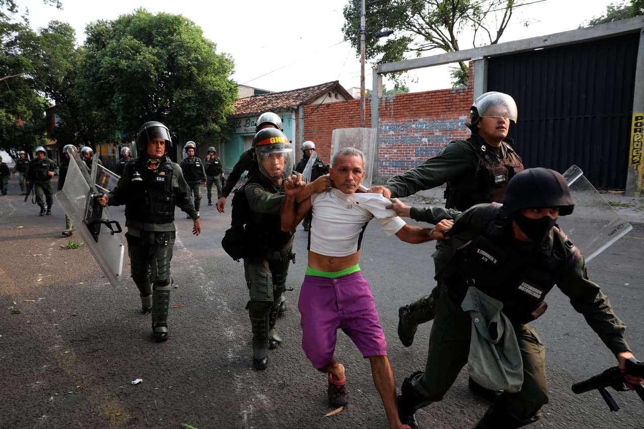 Guardias de la Policía Nacional Bolivariana reprimen y detienen a un manifestante que pedía la entrada de la ayuda humanitaria en Ureña, cerca de la frontera con Colombia.