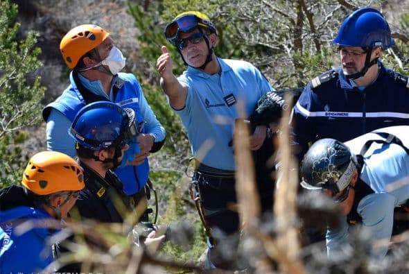 El camino es angosto, apenas un sendero. Luego hay que atravesar bosques, subir zonas escarpadas y rocosas hasta llegar al emplazamiento. (Ministerio del Interior francés/DICOM/F. Pellier).