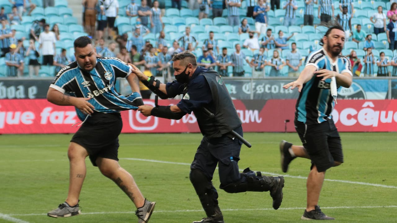 Afición del Gremio invadió la cancha y causó destrozos