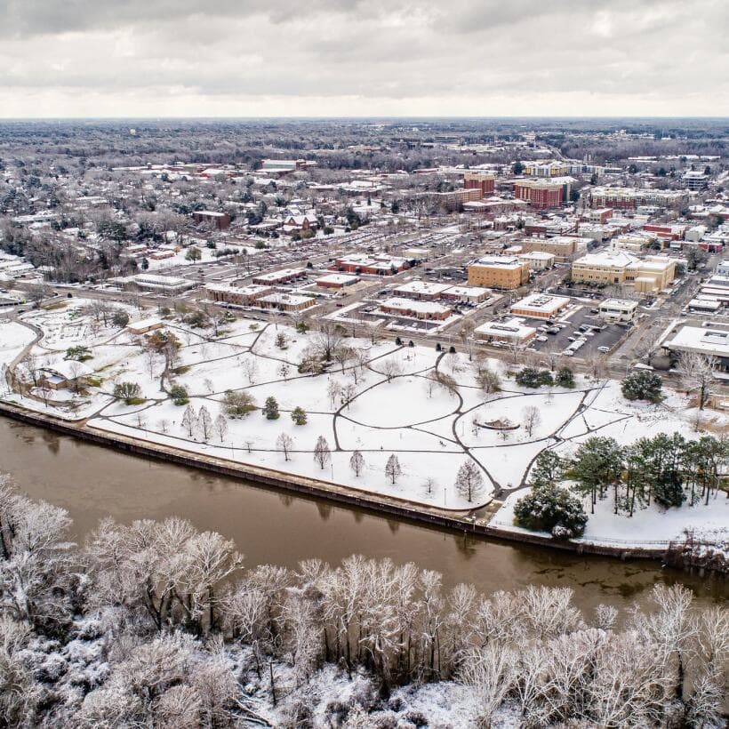 <b><a href="https://www.greenvillenc.gov/government/recreation-parks/wildwood-park" target="_blank">Winterfest en Wildwood Park (hasta el 23 de enero)</a>: </b>Disfruta dando vueltas alrededor de la pista de patinaje sobre hielo con vista al lago, viendo caer los copos de la máquina de nieve, escuchando música, colocando una silla alrededor de las fogatas, asando los s'mores perfectos y bebiendo chocolate caliente, o algo más fuerte, los viernes y sábados por la noche.