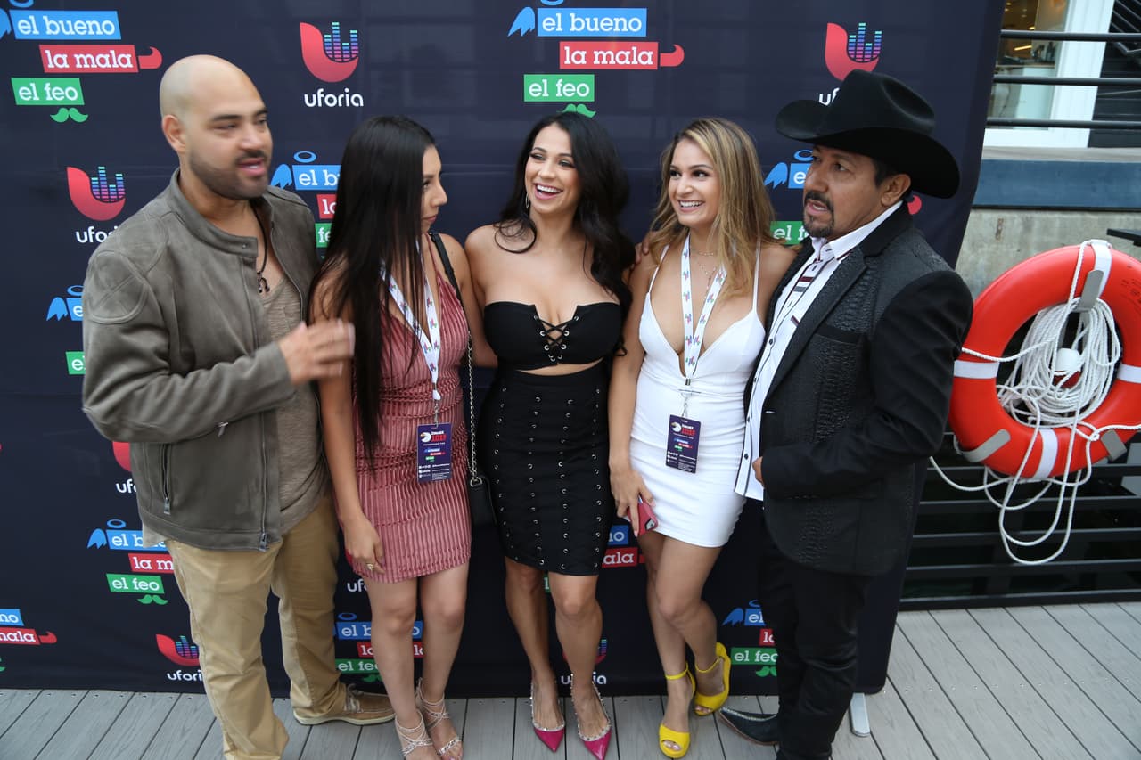 Raúl 'El Pelón', Carla Medrano y El Feo premiaron a sus oyentes con una noche inolvidable al lado de Calibre 50 en un bote privado.