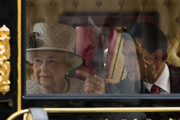 Enrique Peña Nieto viajó en otra carroza junto a la reina Isabel II, la tenía muy entretenida con su plática. ¡Sí, cómo no!