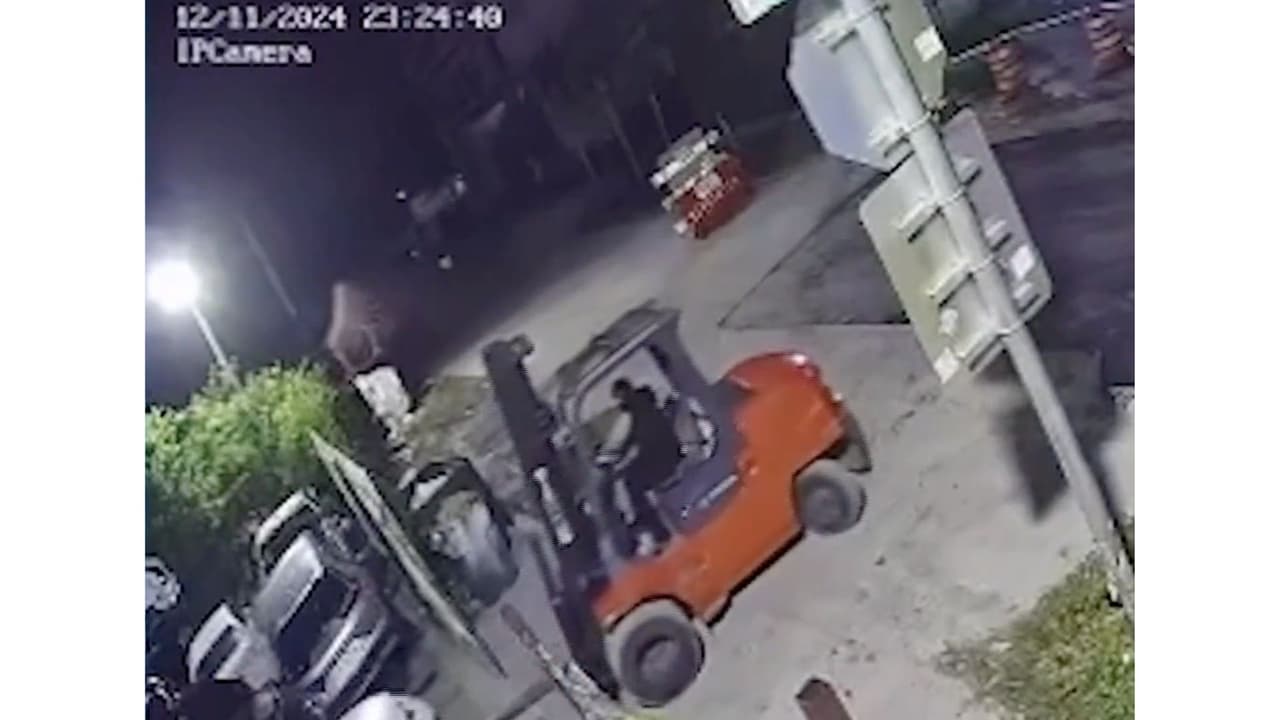 Los hombres solo se llevaron esta grúa Toyota Forklift, que 
<b>según sus dueños está valorada en unos $25,000</b>.