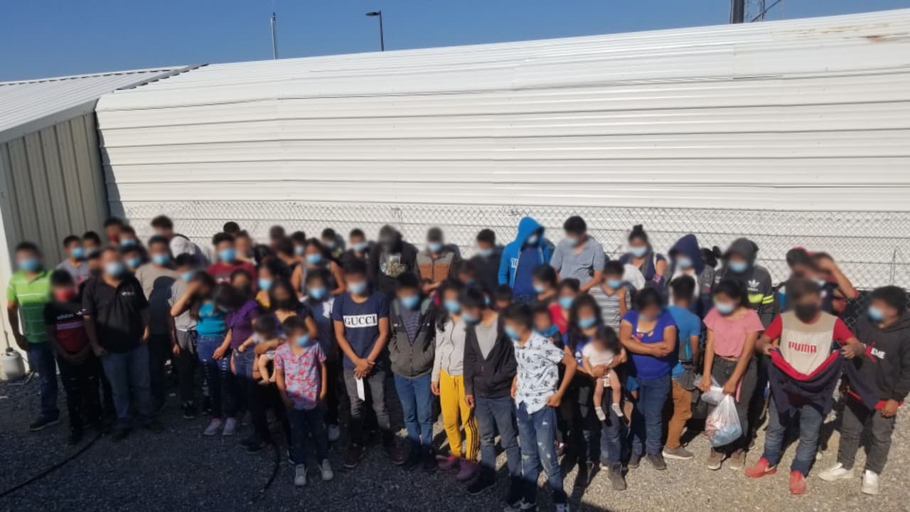 Niños de brazos entre los más de 120 migrantes de Guatemala, Honduras, Nicaragua y El Salvador que fueron detenidos, entre ellos más de 100 eran menores no acompañados.
