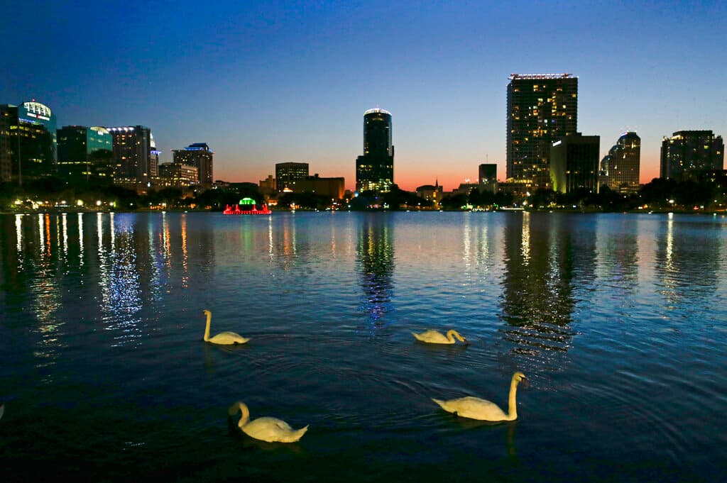 <h2 class="cms-H2-H2">7.- Orlando</h2>
<br>
<br>Alberga más de una decena de parques temáticos. Su lugar más famoso es Walt Disney World, que se compone de parques, como Magic Kingdom y Epcot, como también de parques acuáticos.