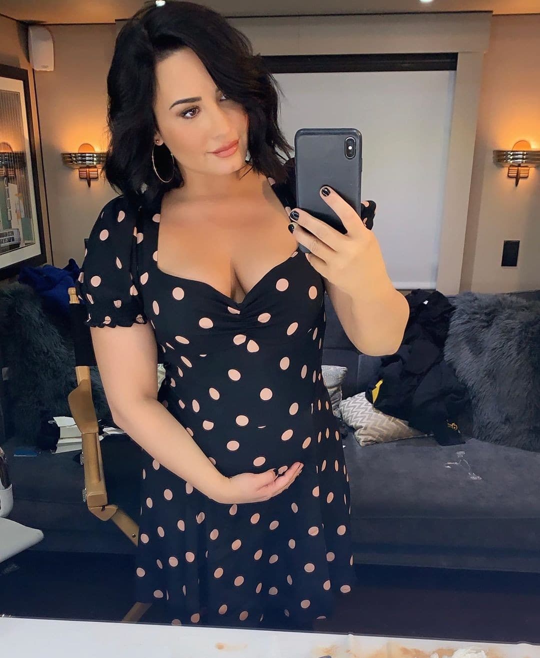 Con Cohen, la joven admitió que "todavía está descubriendo" su sexualidad y habló acerca de 
<b><a href="https://www.univision.com/famosos/asi-se-ve-demi-lovato-embarazada-la-imagen-que-confundio-a-fans-y-famosos-fotos" target="_blank">su futuro como madre.</a></b>