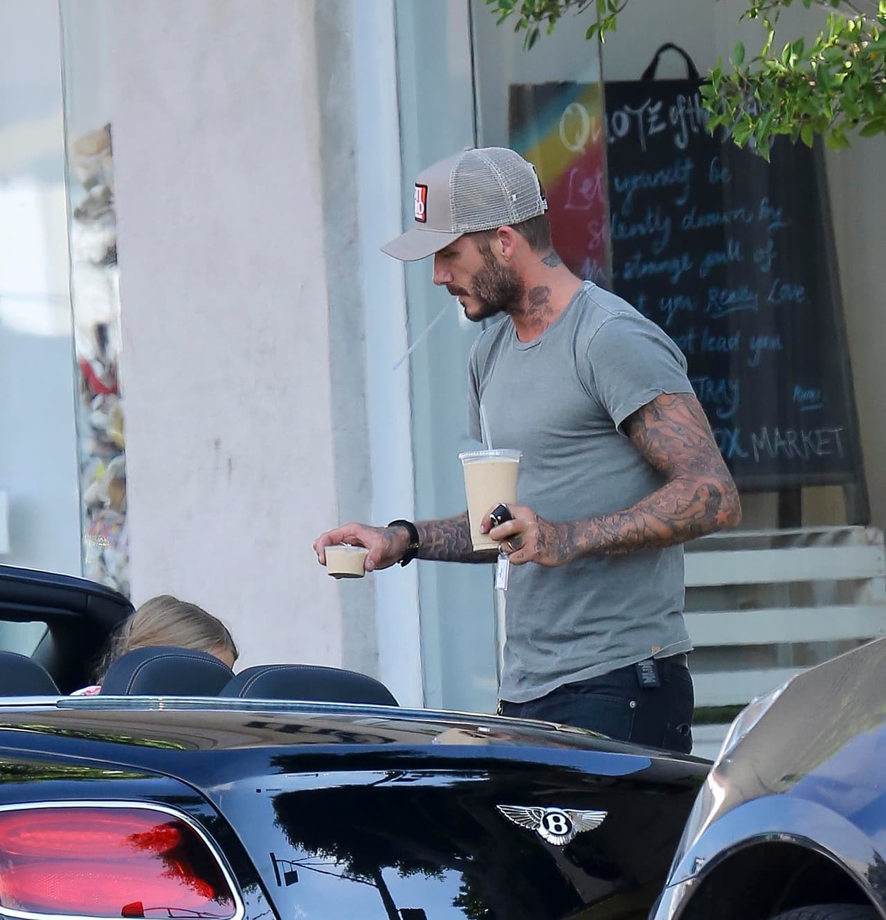 Pero esta vez la ternura de David haciendo su trabajo como papi no fue lo que llamó la atención de los fotógrafos.