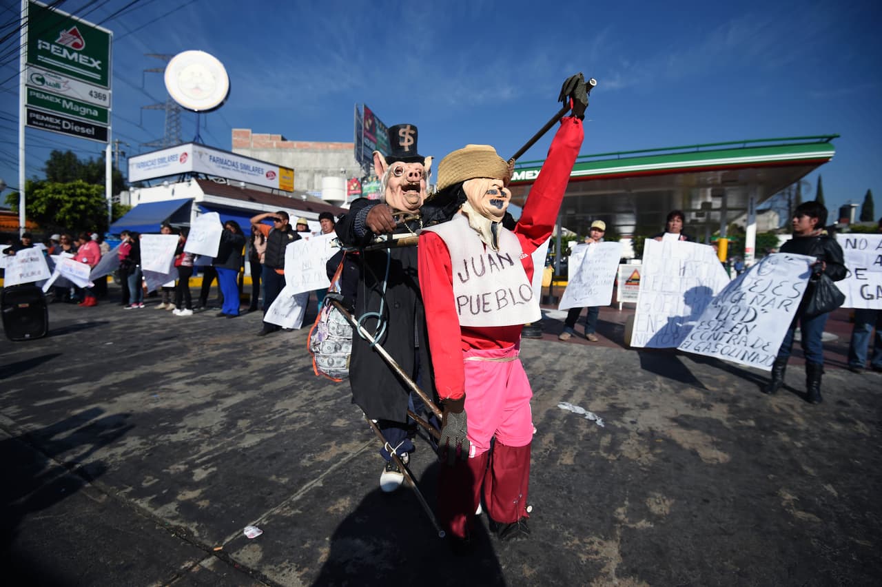Mexicanos han tomado las calles de algunas ciudades, otros cerraron el paso de las carreteras.
<br>