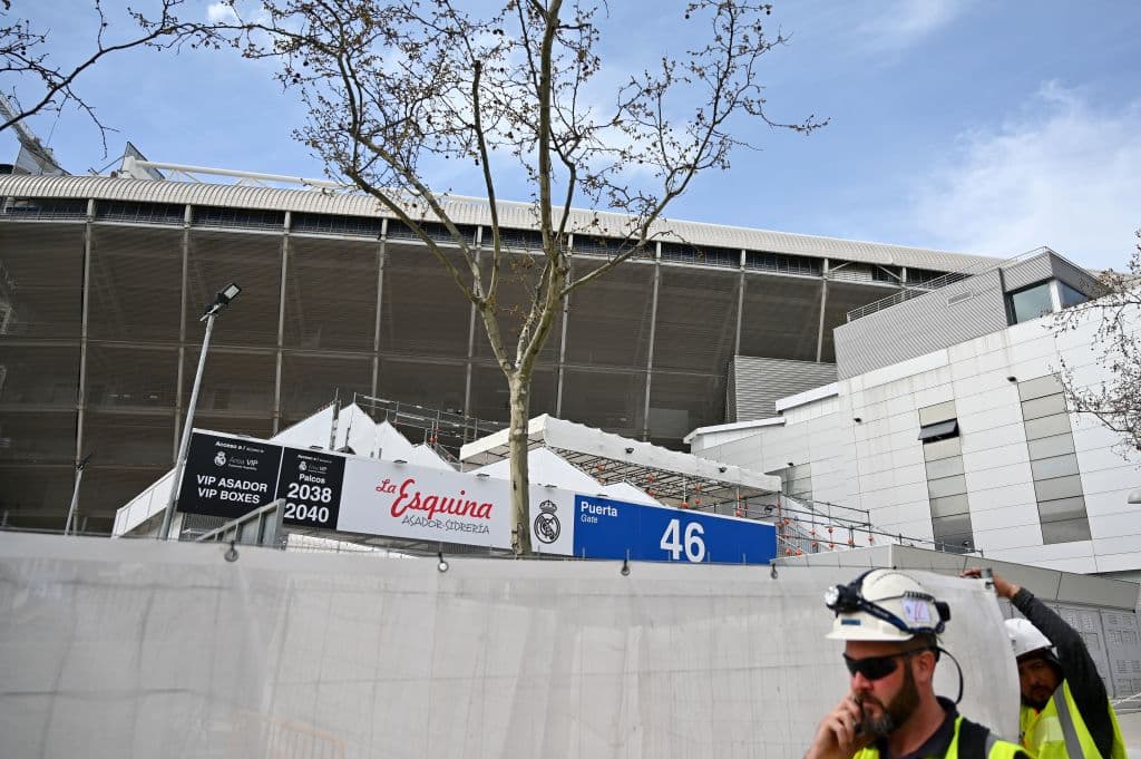 La obras en el Santiago Bernabéu continuan a toda máquina para adelantar todo lo posible durante la cuarentena. Entre lo más destacado est´a el desmontaje de la cubierta del estadio. En el fondo norte se ha desmontado toda la estructura metálica y se está desmontando sector a sector la cubierta rígida de la que ya prácticamente no queda nada.