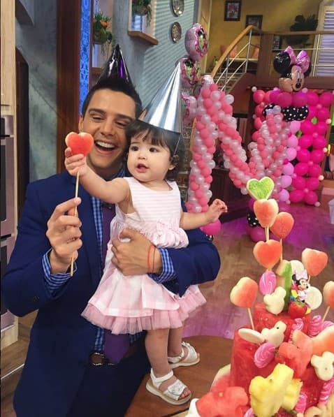 ¡Adorables! Le encanta ser el tío consentidor.