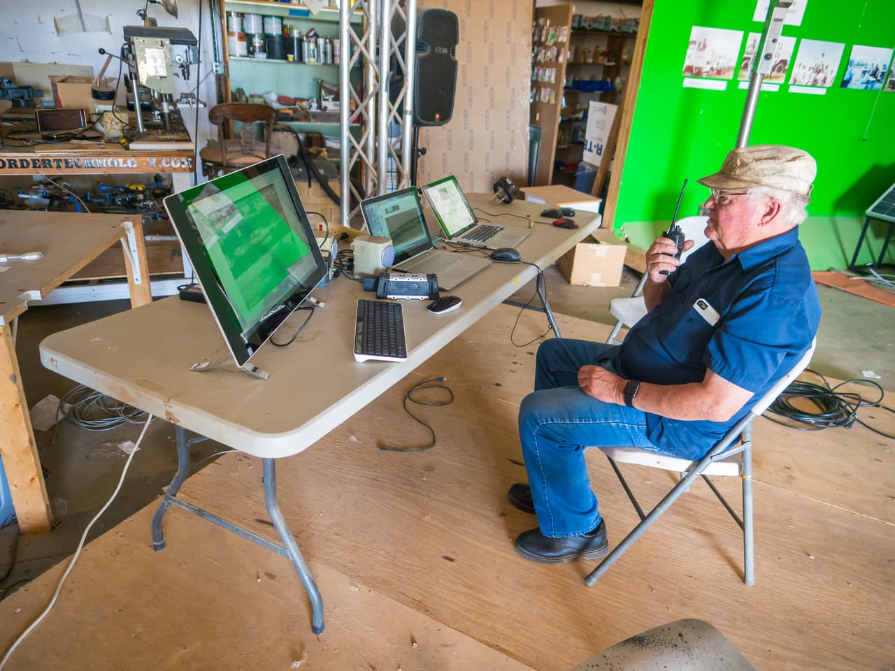 Glenn Spencer dirige una demostración del sistema de sensores que patentó, SEIDARM