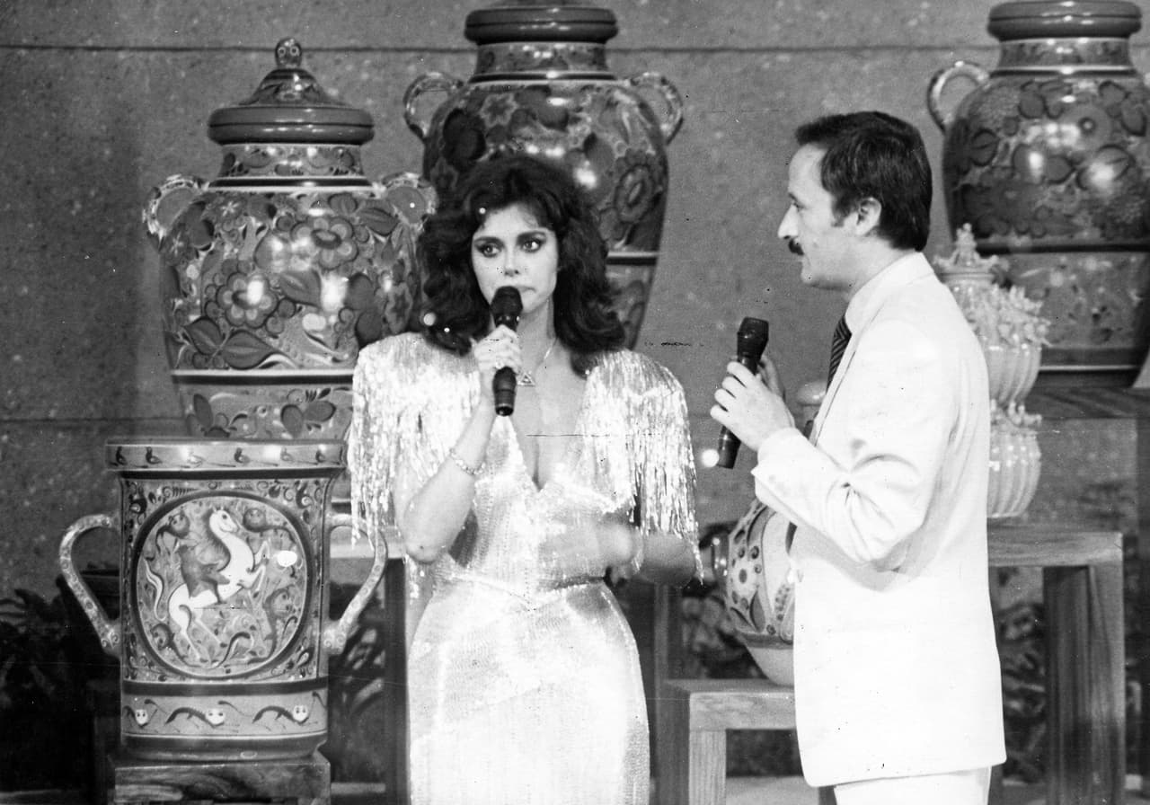 Cuando Lucía Mendez se dio a conocer en 1972, los vestidos cargados de pedrería y grandes hombreras estaban muy de moda.