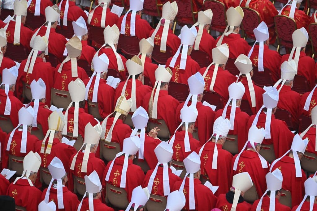 Cardenales y obispos presentes en la ceremonia religiosa. Estos han sido los funerales 
<a target="_blank" href="https://www.univision.com/noticias/religion/inusuales-funerales-papa-benedicto-xvi-francisco">más inusuales -y discretos- de un papa en casi 600 años.</a>
