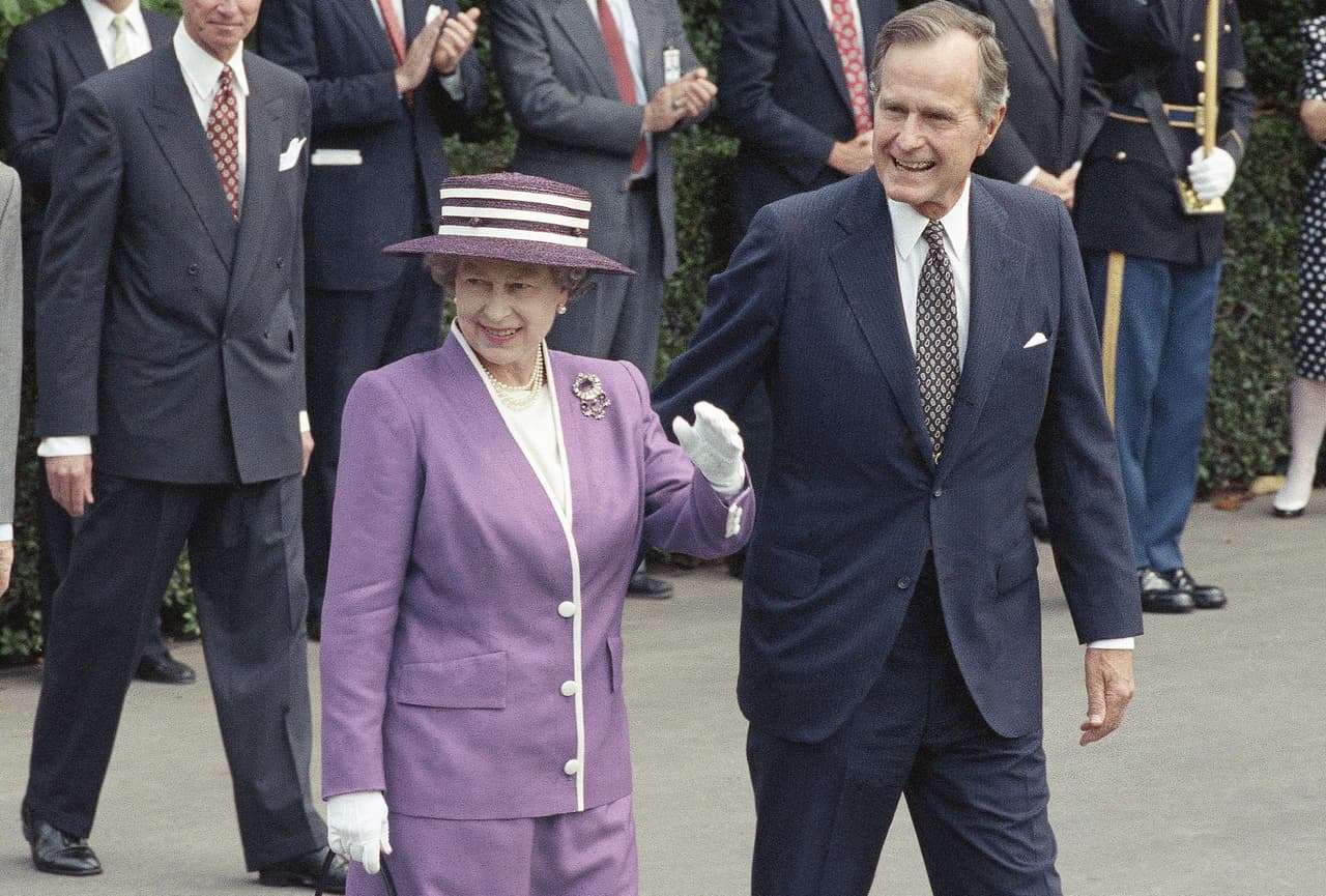 George H.W. Bush estuvo en Londres para verse con la reina en 1989. En aquel momento, también se encontró con Margaret Thatcher, quien le 
<a href="https://www.telegraph.co.uk/news/politics/margaret-thatcher/11987261/Margaret-Thatcher-gave-George-HW-Bush-a-lecture-on-freedom.html" target="_blank">dio una "lección de libertad"</a>. En la imagen, la reina y el presidente Bush en 1991, cuando Isabel II viajó a Washington.