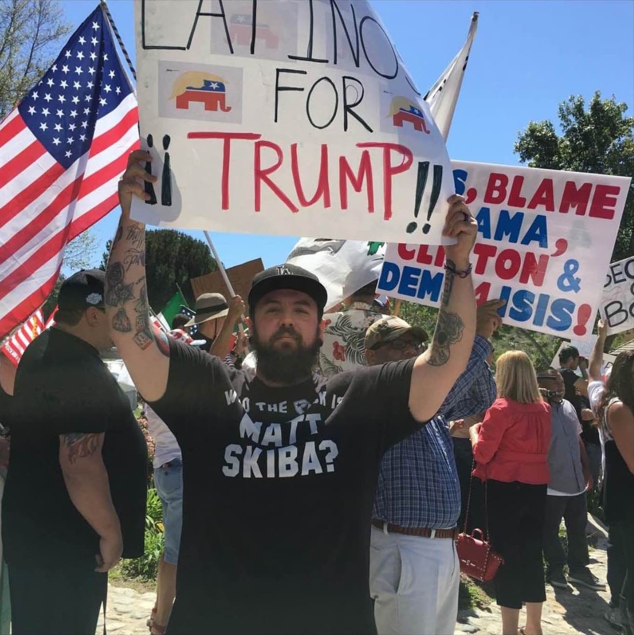 Un grupo de latinos se manifestó a favor de Donald Trump en Temecula.