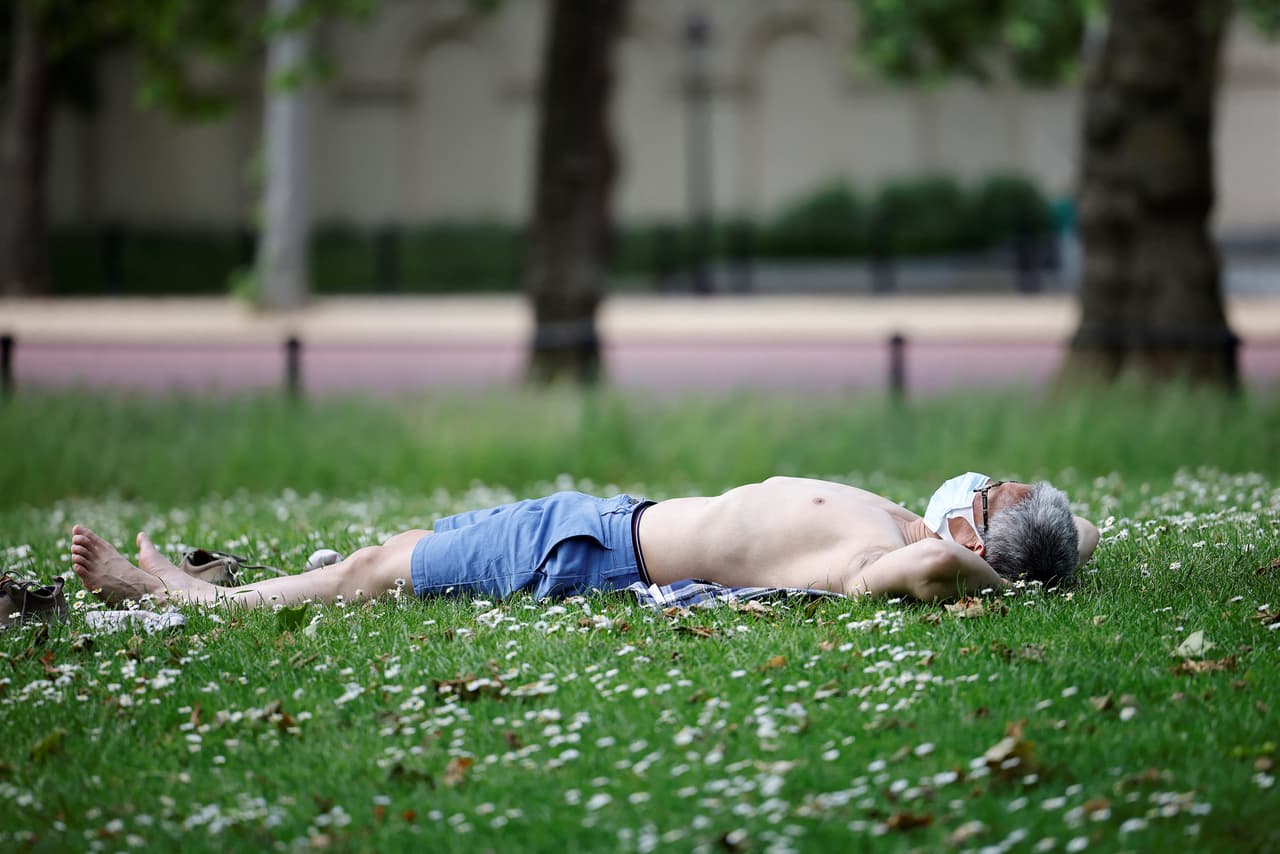 <a href="https://www.cdc.gov/es/disasters/extremeheat/pdf/Heat_Related_Illness_es.pdf" target="_blank">El golpe de calor requiere tratamiento de urgencia.</a> El golpe de calor sin tratar puede dañar rápidamente el cerebro, el corazón, los riñones y los músculos. El daño empeora cuanto más se retrasa el tratamiento, lo que aumenta el riesgo de sufrir complicaciones graves o la muerte.