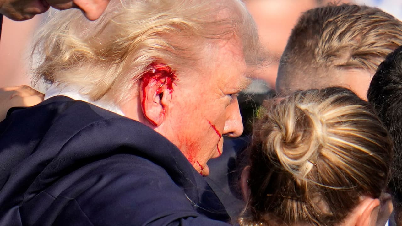 El candidato presidencial republicano, el expresidente Donald Trump, es escoltado hacia una caravana tras un intento de asesinato en un acto de campaña en Butler, Pensilvania, el sábado 13 de julio de 2024.