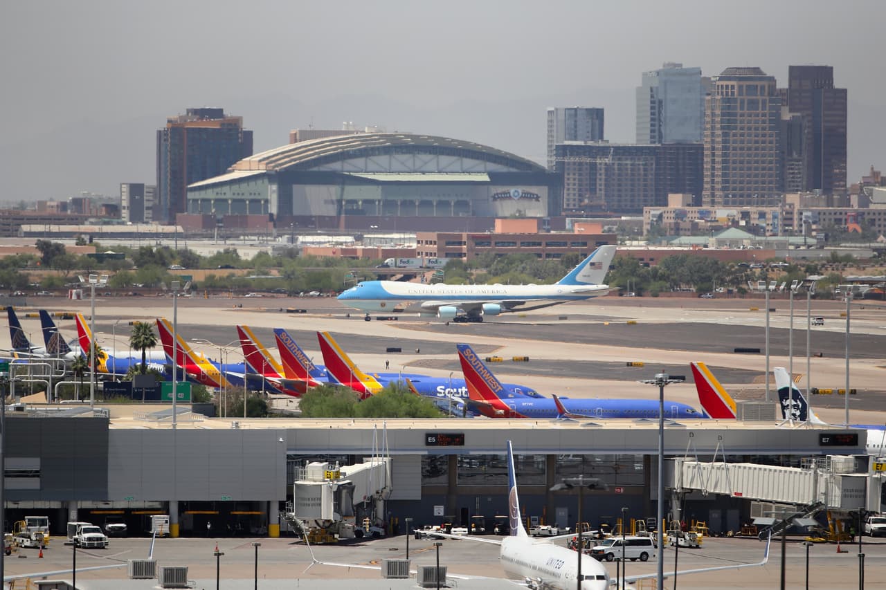 Al medio día del 5 de mayo, el Air Force One aterrizó en Phoenix, ante la mirada de decenas de espectadores.
