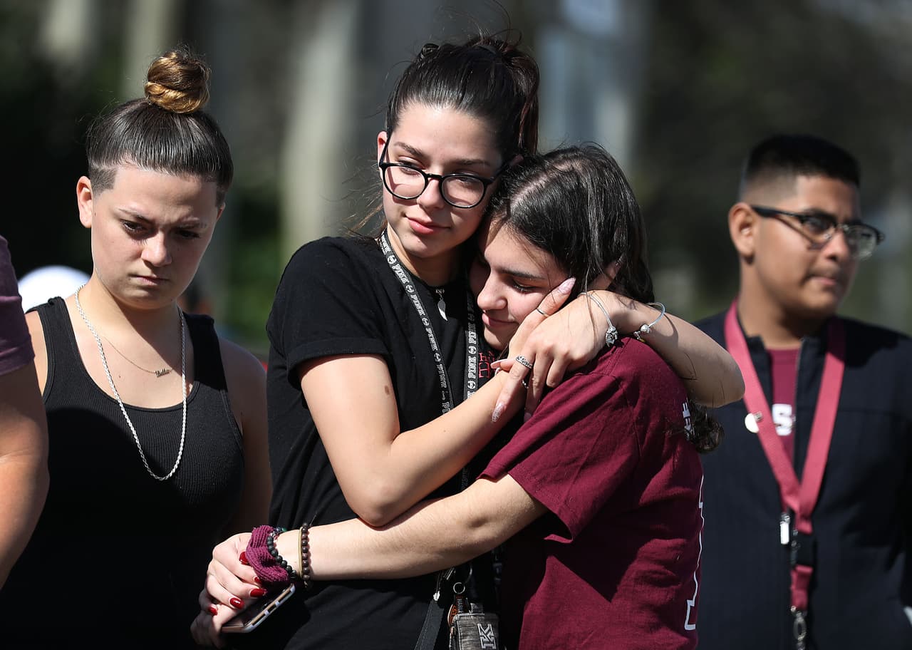 La masacre llevó a algunos estudiantes de la secundaria Stoneman Douglas a formar el grupo ‘March for Our Lives’ (marcha de nuestras vidas, en español), que organiza mítines en todo el país para impulsar regulaciones a las armas e invitar a los jóvenes a inscribirse como votantes. En total 40 estados aprobaron algún tipo de legislación relacionada con las armas en 2018, ya sea imponiendo restricciones o expandiendo los derechos de los que quieren poseer armas.