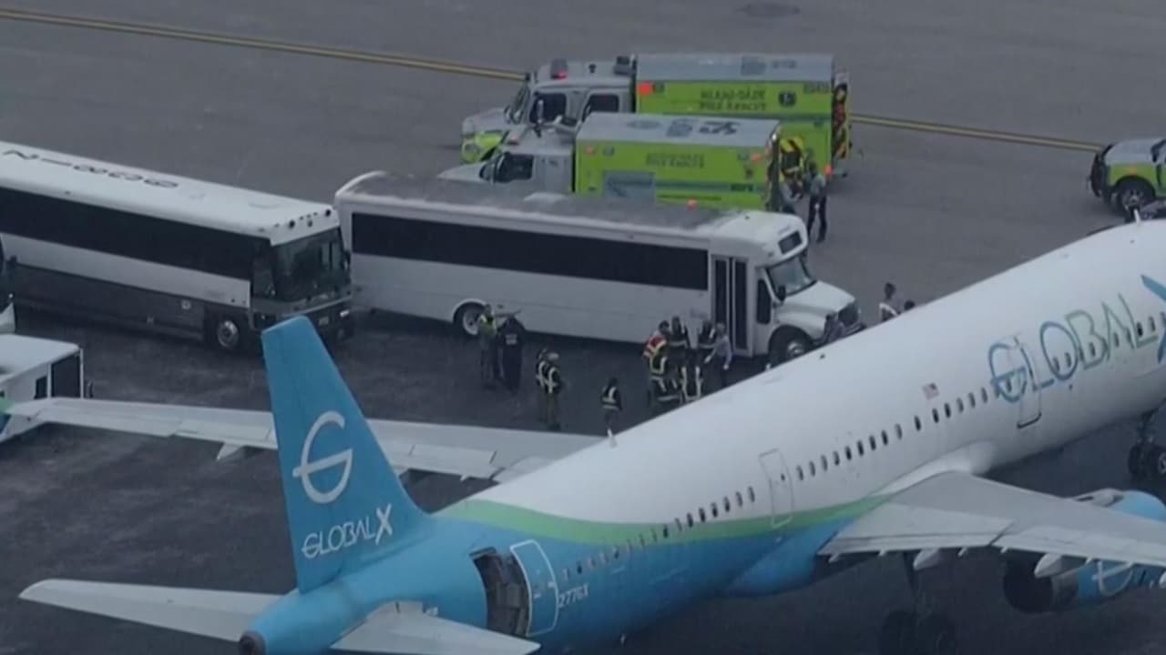 Pasajeros afectados por calor en avión que aterrizo en aeropuerto de Opa-locka están bajo custodia de ICE