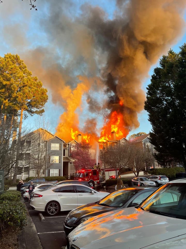 Los funcionarios de la Cruz Roja dijeron que 24 unidades sufrieron daños importantes y que 41 personas fueron desplazadas.
