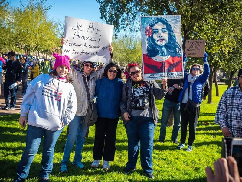 "Nosotros somos america" se lee en una pancarta del grupo de mujeres en Phoenix.