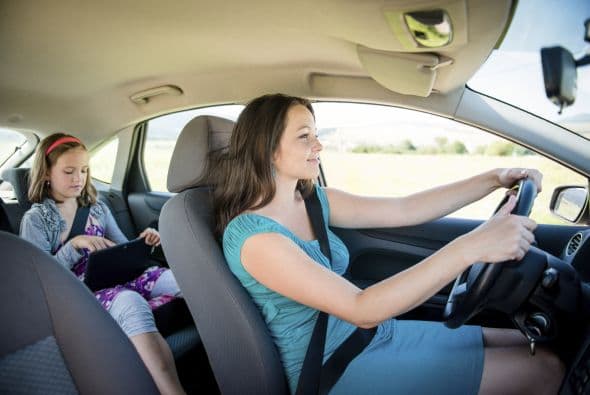 Los niños pasan mucho tiempo en el carro: viajes al médico, transporte a las actividades extraescolares, o idas y vueltas a la guardería. Cuando son pequeños, puede ser complicado lograr que se mantengan entretenidos dentro de un espacio cerrado, por eso recopilamos algunos útiles trucos que puedes usar.