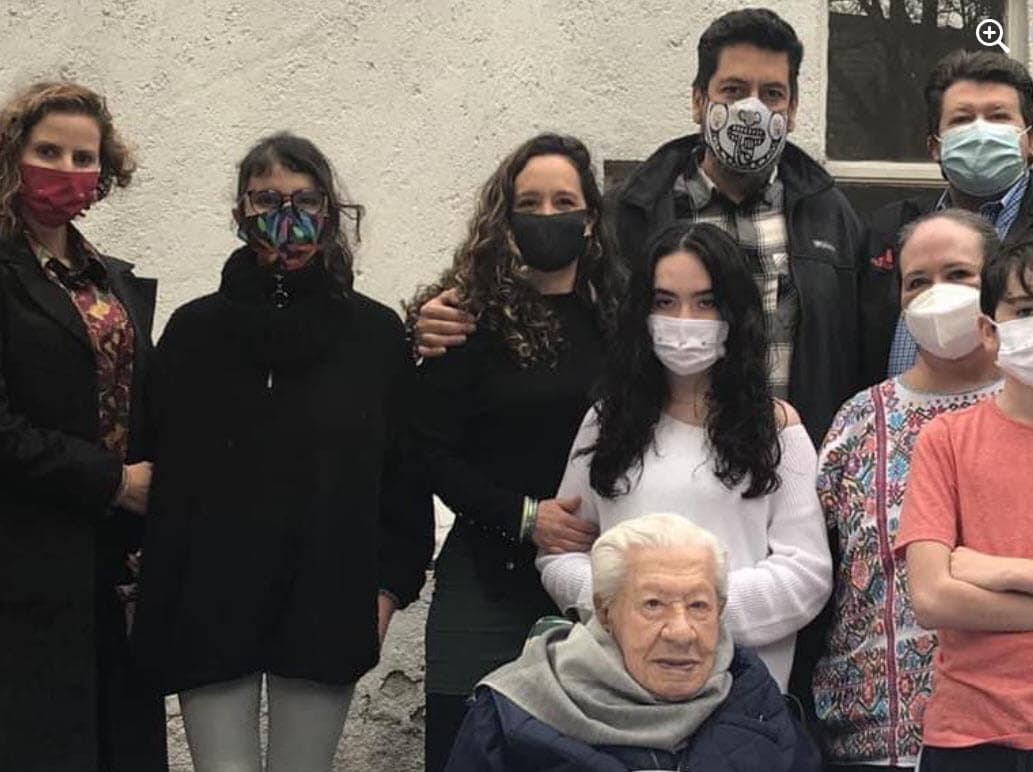 "
<b><a href="https://www.univision.com/famosos/ignacio-lopez-tarso-reposo-recomendacion-del-doctor-su-hijo-quiere-que-se-retire-fotos" target="_blank">Mi salud (está) bien</a></b>, mi familia y los más cercanos (están) bien. Salvo una nieta que quiero mucho, una de mis nietas más queridas, Mariana, que está con covid", confirmó. 
<br>