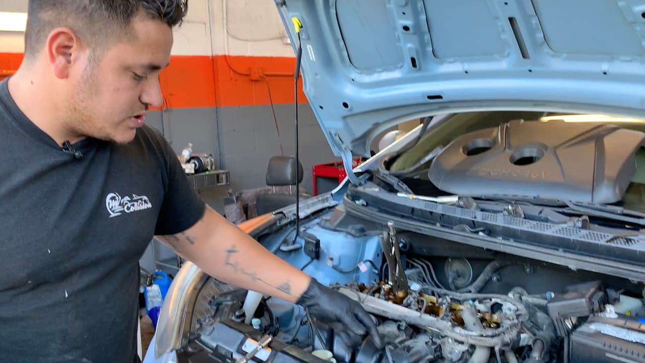 “Si el indicador de la direccional trabaja demasiado rápido, eso es señal de que posiblemente te está fallando esa luz y tienes que cambiarla”, dijo Castor.