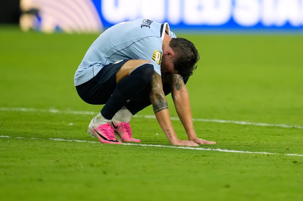 Federico Valverde (8) de Uruguay reacciona tras fallar un tiro