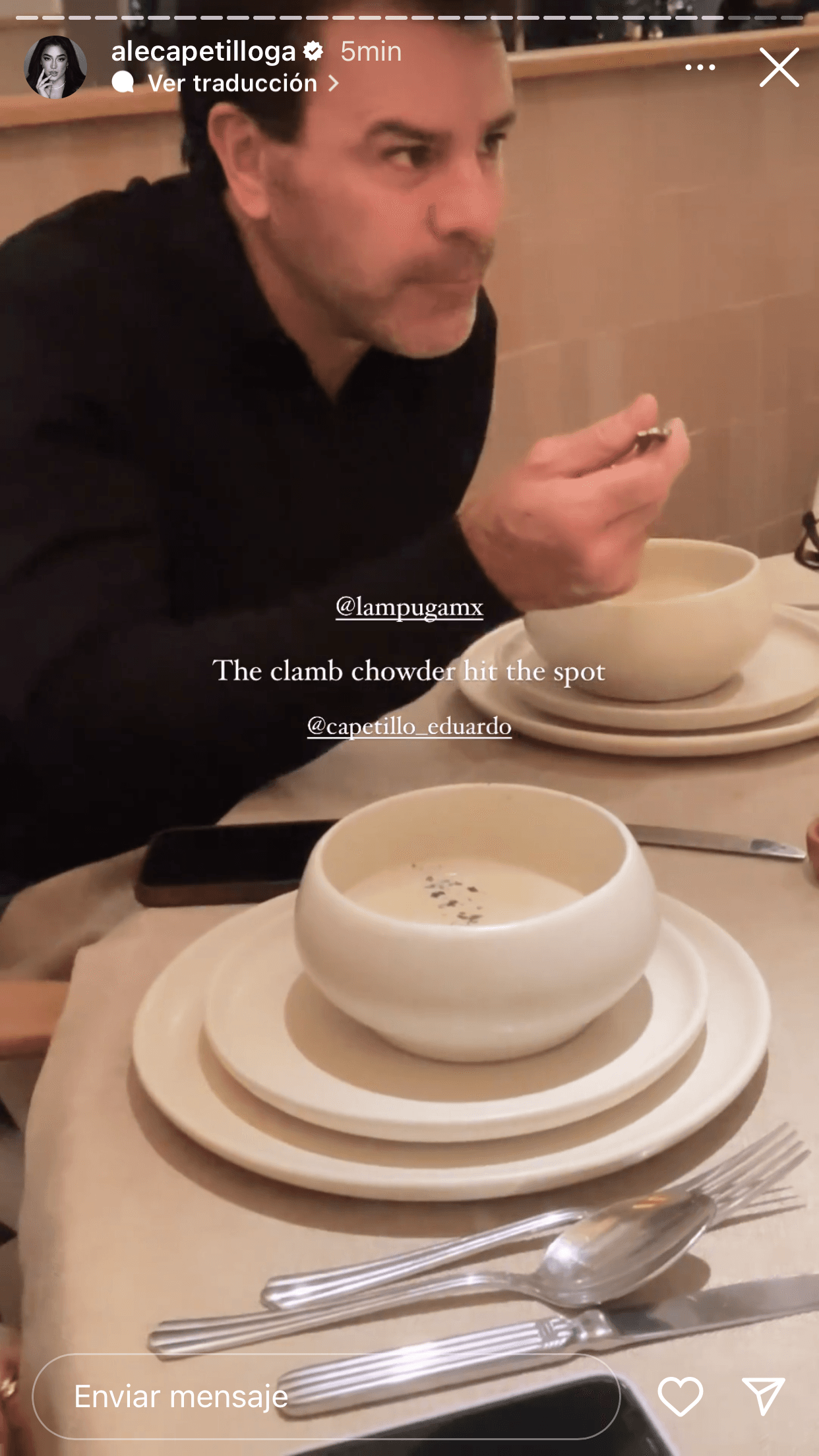 Al actor y cantante se le vio serio en un momento mientras degustaba una sopa.
<br>