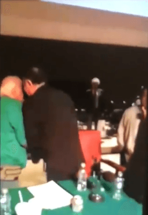 En un 
<a href="https://www.univision.com/famosos/jesus-ochoa-es-acusado-de-golpear-a-fernando-larranaga-en-plena-asamblea-asociacion-nacional-de-actores-video">video</a> grabado por los asistentes, se puede observar un forcejeo por el micrófono entre los actores Jesús Ochoa, en su calidad de secretario General, y Fernando Larrañaga.