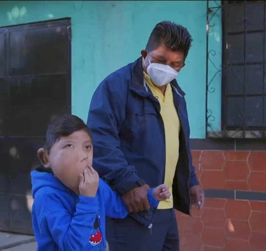 A pesar de esta difícil situación, la familia del bebé no pierde la fe de que un milagro ocurra. 
<b>“Estamos luchando para que alguien pueda verlo y que nos ayude a encontrar la cura tal vez en otro país”</b>, dice el abuelo al borde del llanto. 
<br>