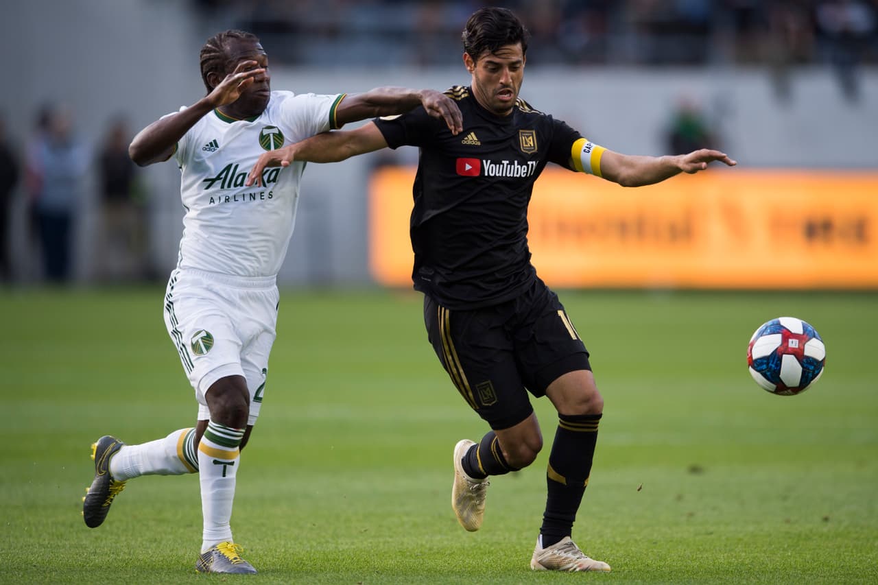 El mexicano Carlos Vela (derecha) fue factor durante el partido, causando problemas a la defensa visitante.