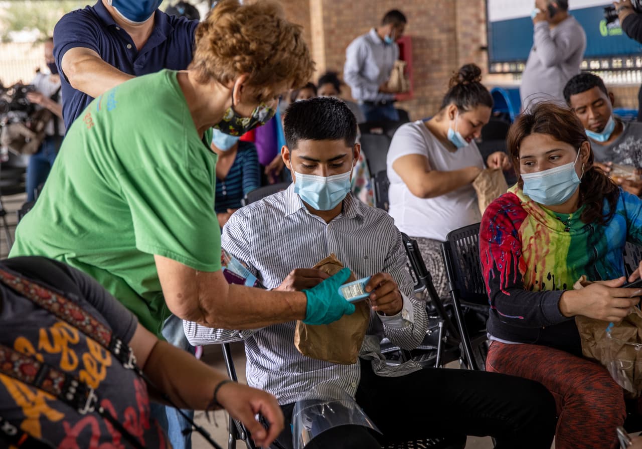 <b>A darle al lunch. </b>Los inmigrantes reciben el almuerzo de voluntarios del grupo de asistencia a inmigrantes Team Brownsville.