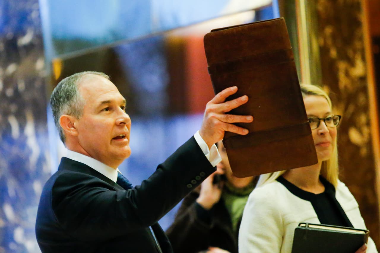 <b>Scott Pruitt, agencia ambiental EPA. </b>Desde su despacho como fiscal, Pruitt demandó a la EPA en varias ocasiones incluyendo un litigio en contra del Plan de Energía Limpia que es la columna vertebral de la iniciativa ambiental del mandatario Barack Obama.