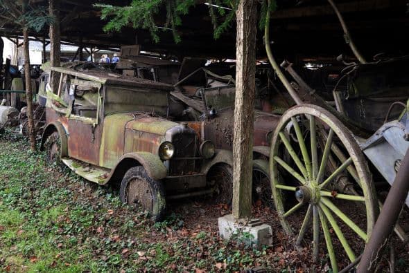 Entre los 60 autos de colección hay modelos exclusivos de marcas como Ferrari, Maserati, Porsche y Jaguar. Los autos fueron comprados entre las décadas de 1950 y 1970 por el empresario del transporte Roger Baillon, quien soñaba con restaurar su antigua colección y mostrarla en un museo. Llegó a reunir más de 100 autos pero su empresa empezó a decaer y tuvo que vender la mitad. Tras su muerte todo quedó para su hijo Jacques, quien falleció el año pasado. Los siguientes herederos, los nietos de Baillon, descubrieron el tesoro cuando fueron hasta la granja para ver su estado con intenciones de ponerla a la venta.