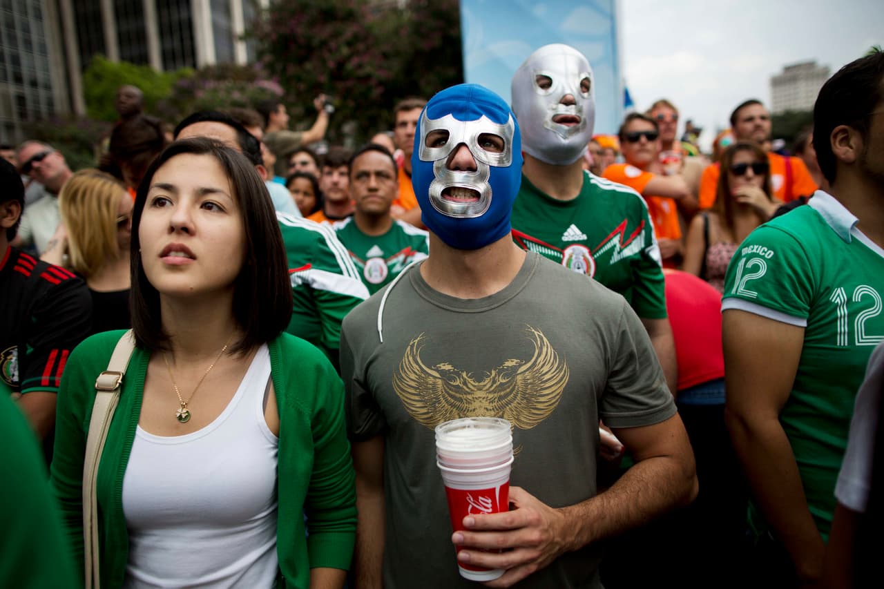 Aficionados de la selección mexicana de fútbol observan el partido de octavos de final del Mundial contra los Países Bajos, transmitido en vivo desde el área del FIFA Fan Fest durante la Copa Mundial de Fútbol 2014 en São Paulo, Brasil,