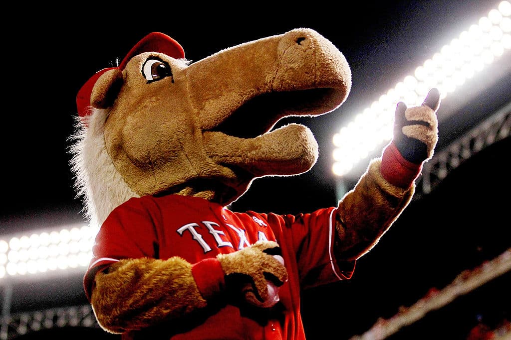 'Captain' es el encargado de animar los juegos de los Texas Rangers.