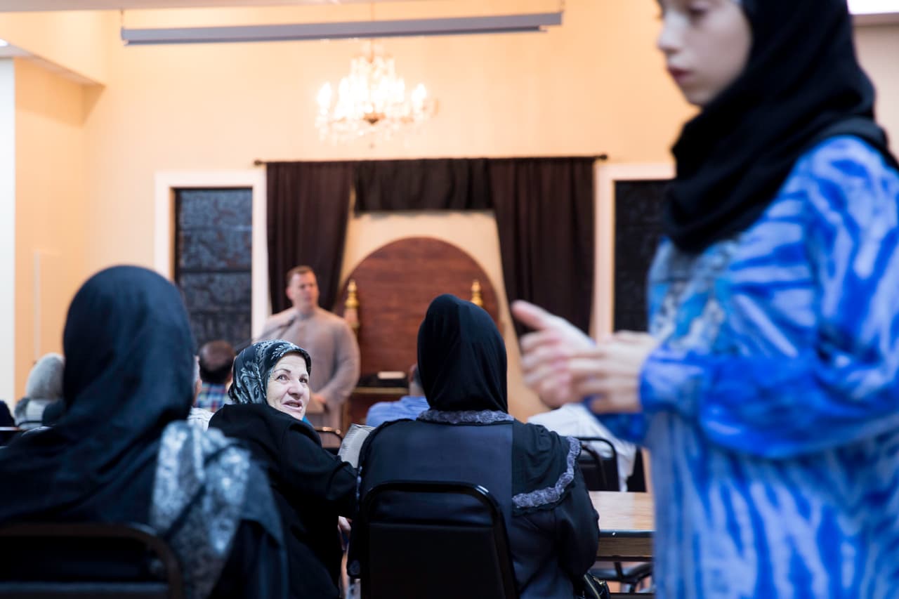 Varias decenas de seguidores de esta mezquita de Florida, entre ellas mujeres, acudieron esa noche de febrero a un entrenamiento de defensa personal en el que un policía les enseñó tácticas que iban desde la contención de la violencia hasta el uso de algunas armas no letales.