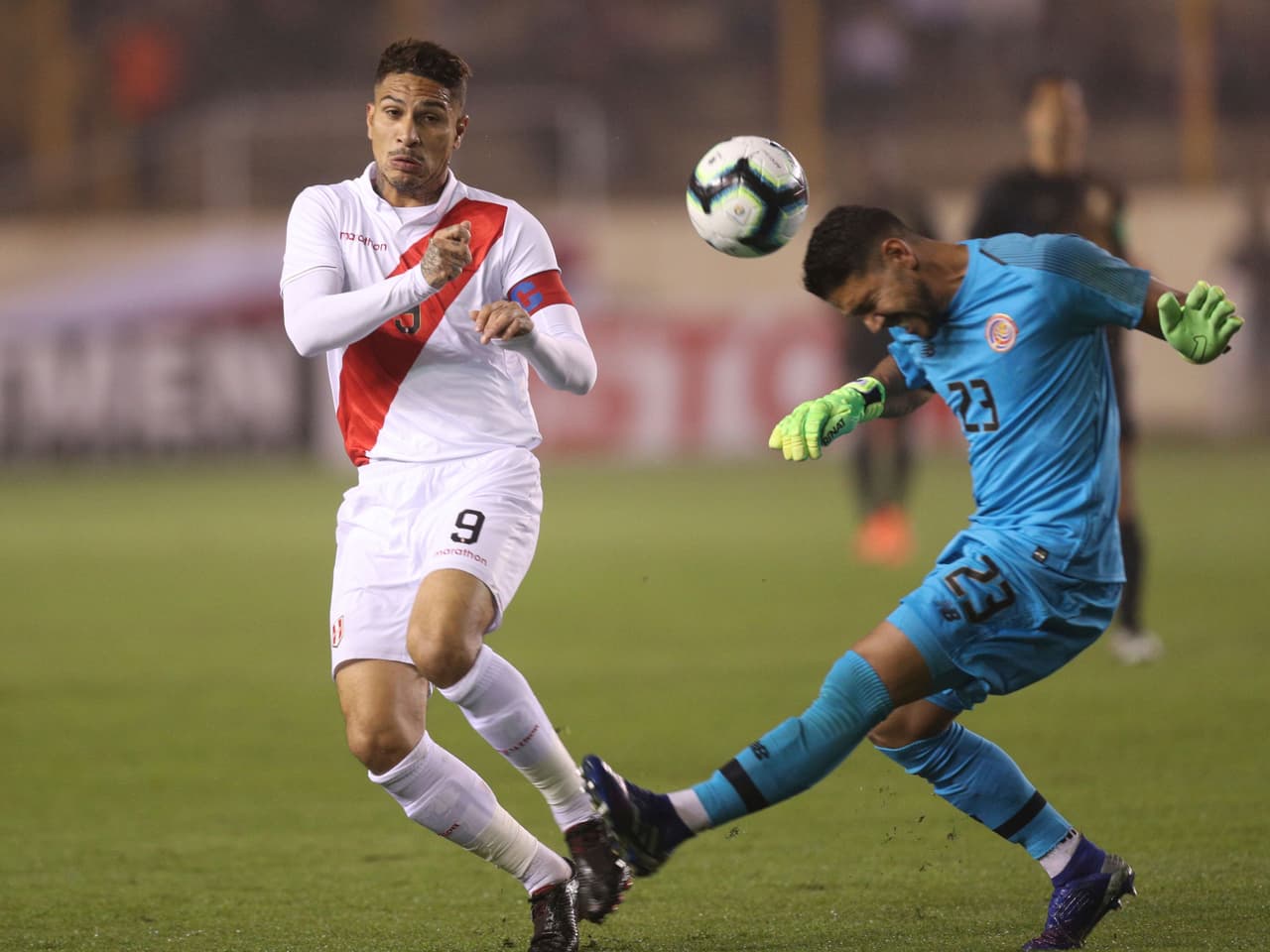 A los 53 minutos, tras un pase de André Carrillo, Cueva esquivó a Oscar Duarte y Cristian Gamboa para luego batir de un derechazo el arco de Leonel Moreira. El mediocampista del Santos de Brasil no ha tenido una participación destacada con su club, pero tiene la confianza del entrenador argentino de la Blanquirroja, Ricardo Gareca, y ha jugado 48 partidos con la camiseta de Perú desde 2015.