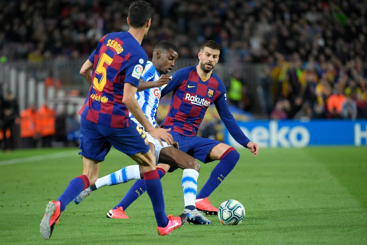 Piqué y Merino sufrieron un gran choque en el aire.