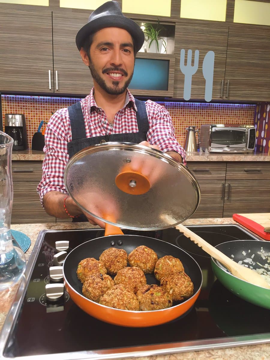 ¡Pon manos a la obra y consiente a tu familia con las deliciosas recetas del Chef Yogui! Con unas albóndigas de amaranto con salsa de chile poblano como estas los harás muy felices.