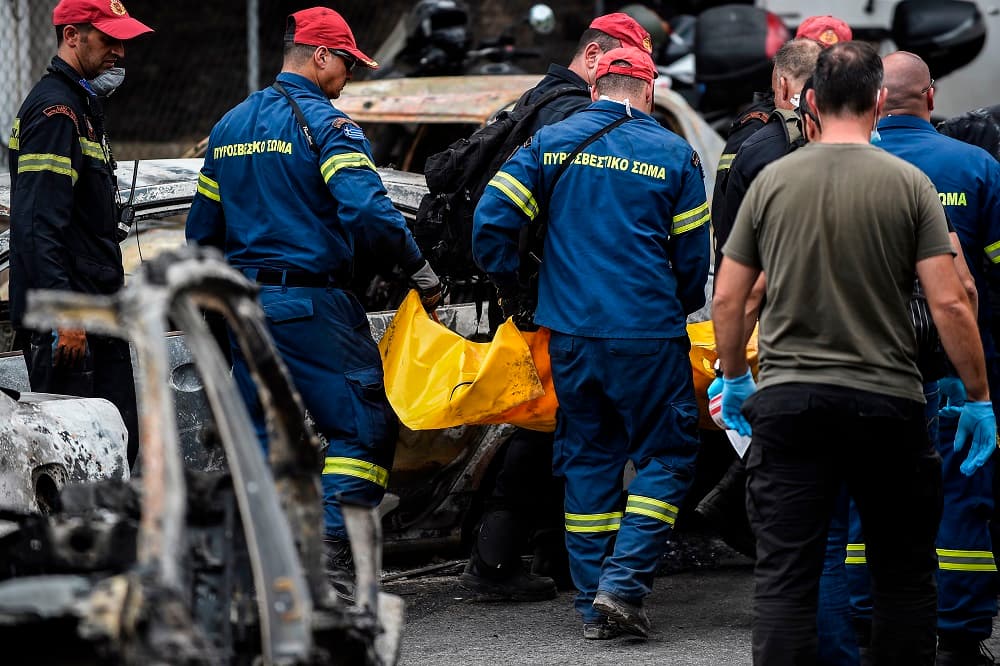 Las autoridades temen que el número de muertos siga aumentando. En la imagen, un equipo de bomberos traslada un cadáver recuperado en una pequeña población cerca de Atenas.