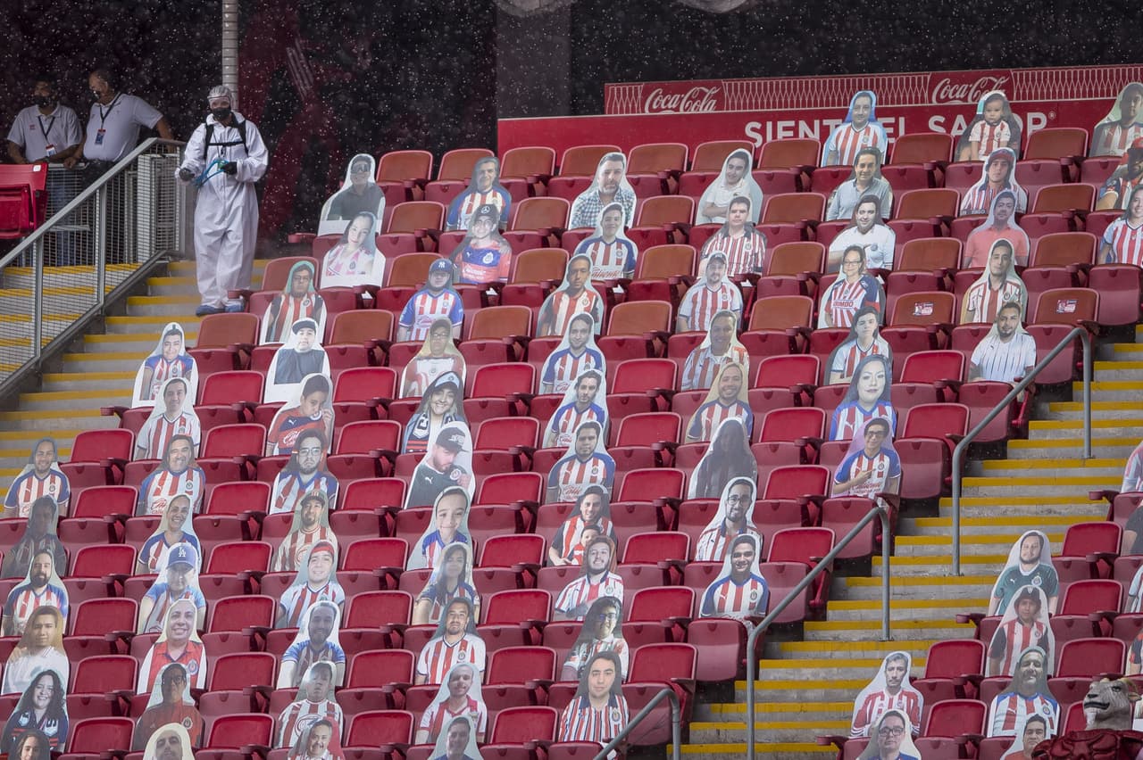 Así lucen algunos de los estadios mexicanos con el motivo de que la afición continúe en contacto con los jugadores durante cada partido.