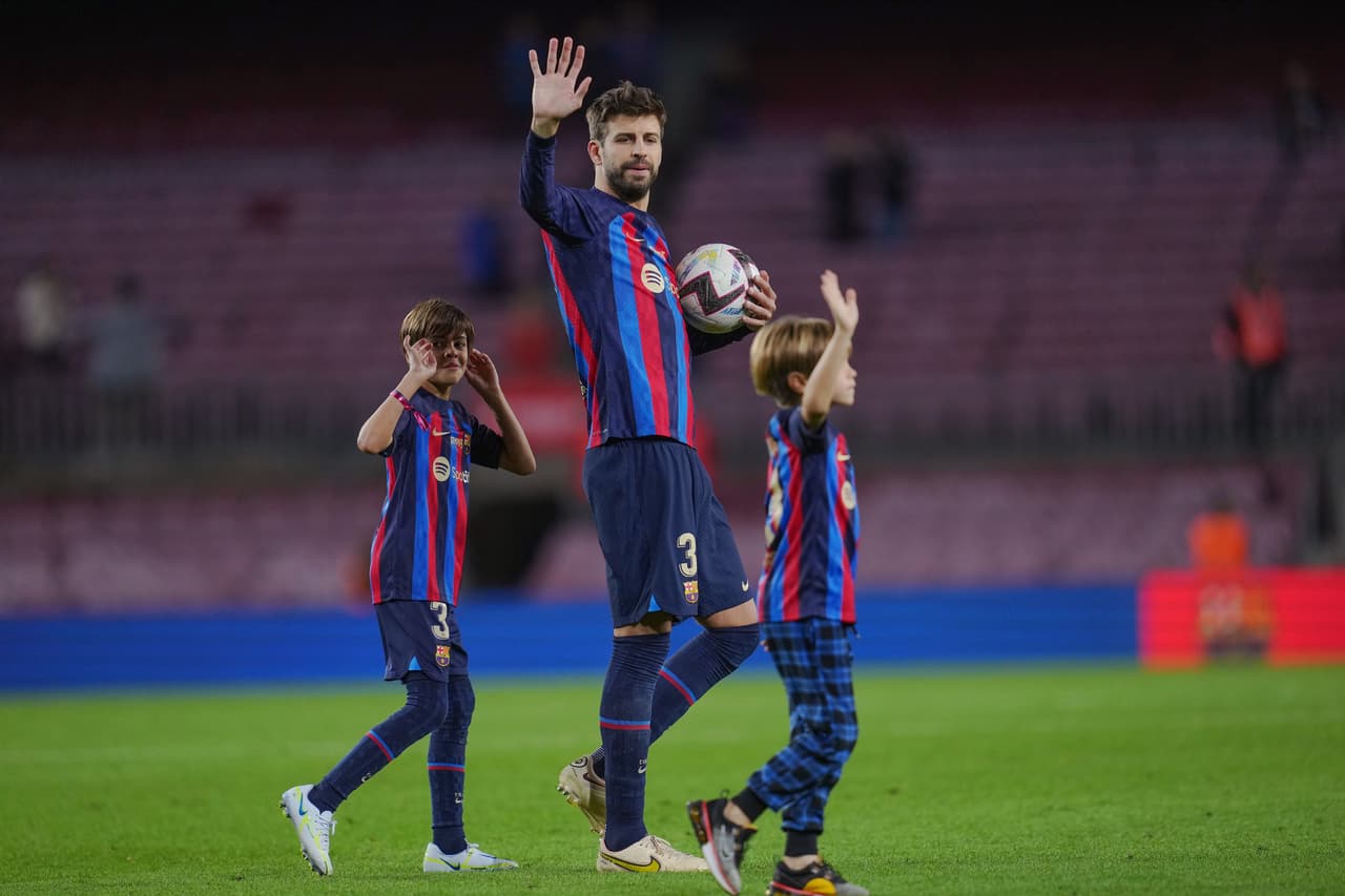 En el que fue su último partido, el exfutbolista de 35 años contó con el apoyo de sus hijos, Milan y Sasha, fruto de su amor con Shakira.
<br>