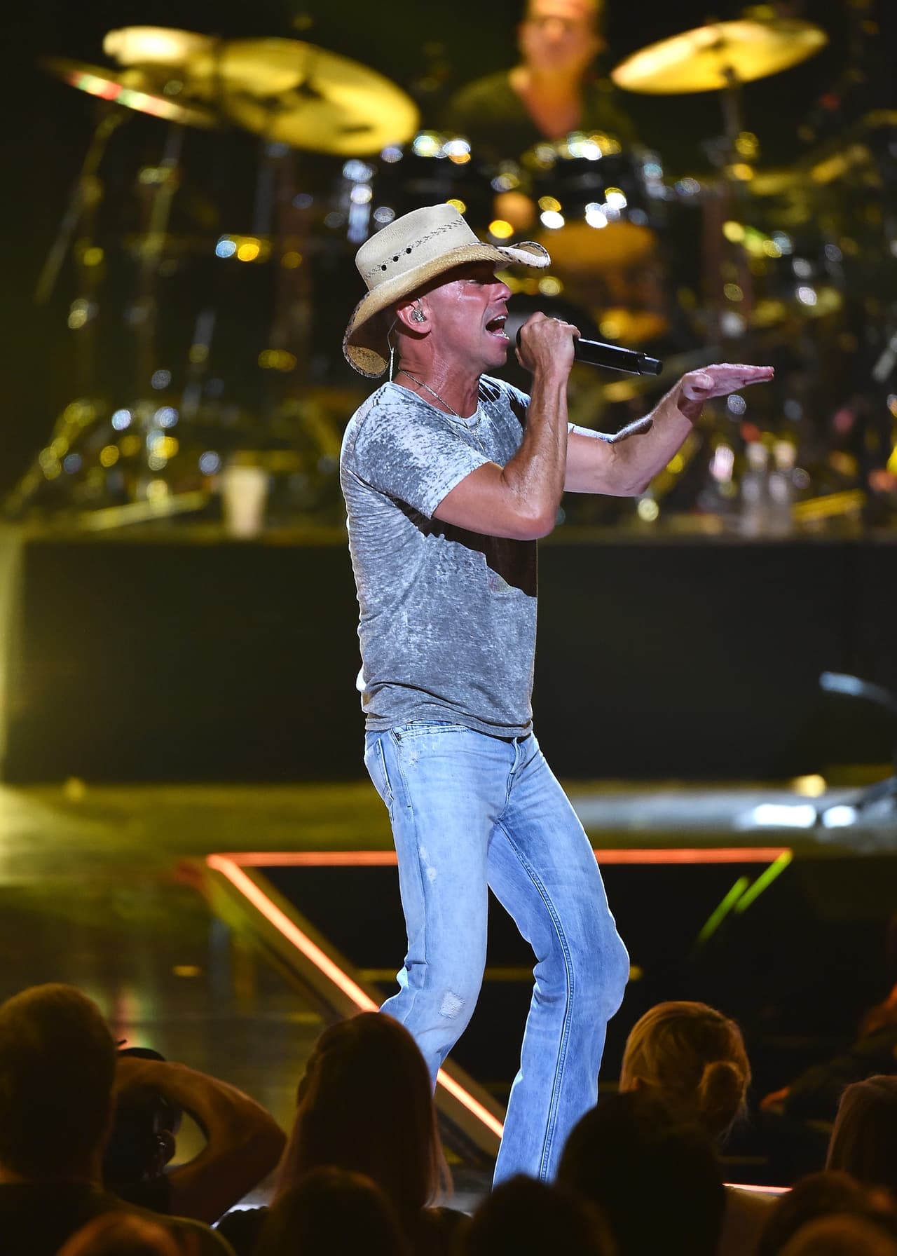 Él deleitó a sus seguidores con 'Beer In Mexico', 'Till It's Gone' y 'Light up the night and let it burn'.