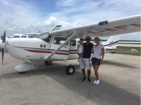Con un vuelo en avioneta a Holbox (una pequeña reserva natural) , Ana Patricia festejó su tercer aniversario de boda.