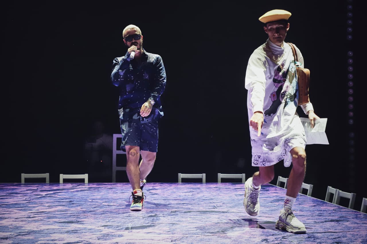 J Balvin, quien este próximo 20 de febrero será reconocido en el show de PLN con el Premio Icono Mundial, por representar la globalización de la música latina, llegó a este primer día de ensayos con pantaloncillos cortos.